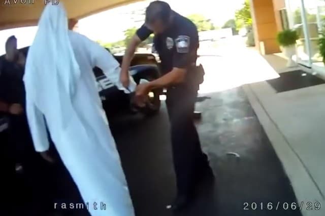 صورة القبض على إماراتي يرتدي زي الإرهابيين بأكمله باستثناء الحزام الناسف