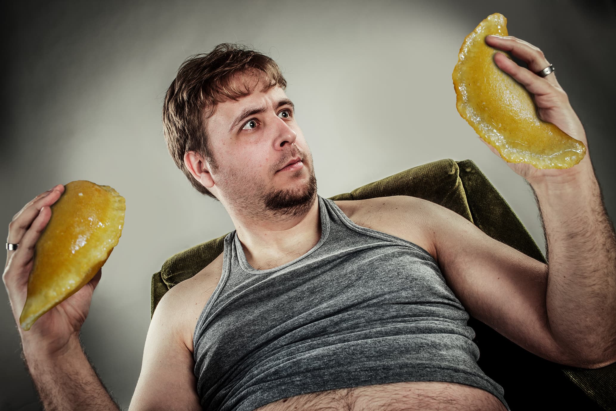 صورة شاب يتمكن من إثبات عزيمته في رمضان ويمتنع عن التهام تاسع وعاشر حبة قطائف