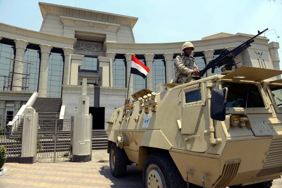 صورة السيسي يهدّد بمحاكمة القضاء المصري عسكرياً بتهمة التخابر مع ضمائرهم