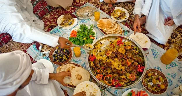 صورة كيف تشعر مع الفقراء رغم ثراء مائدة الإفطار الطويلة التي أمامك؟