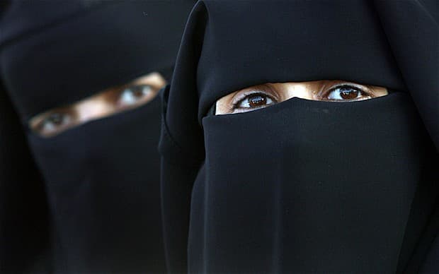 صورة كيف تميّز بين زوجتك الأولى والثانية عند الخروج إلى السوق