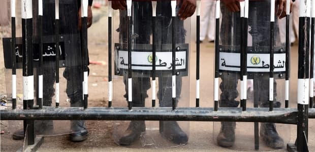 صورة يقولون تعذيب، وأقول ضرب الحبيب زبيب