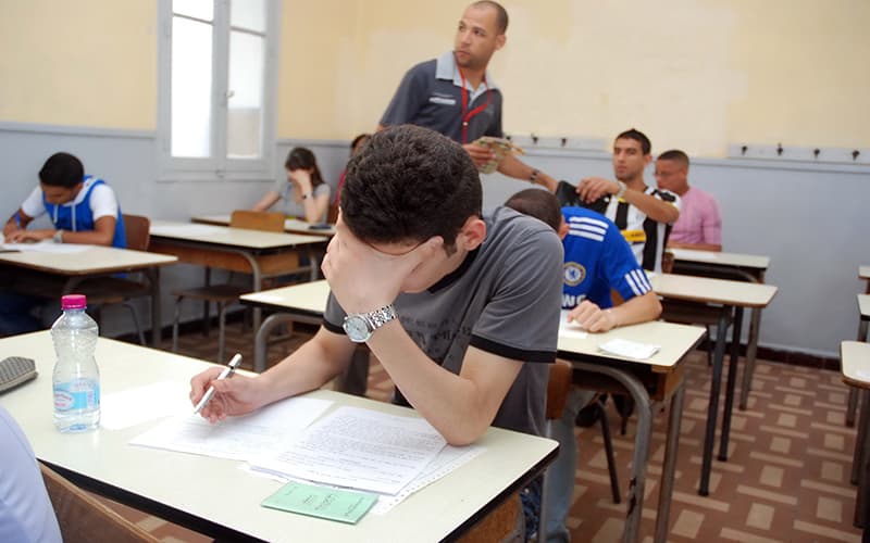 صورة حرمان طالب في الثانوية العامّة من تقديم الامتحانات لنسخه المقررات المدرسية في رأسه