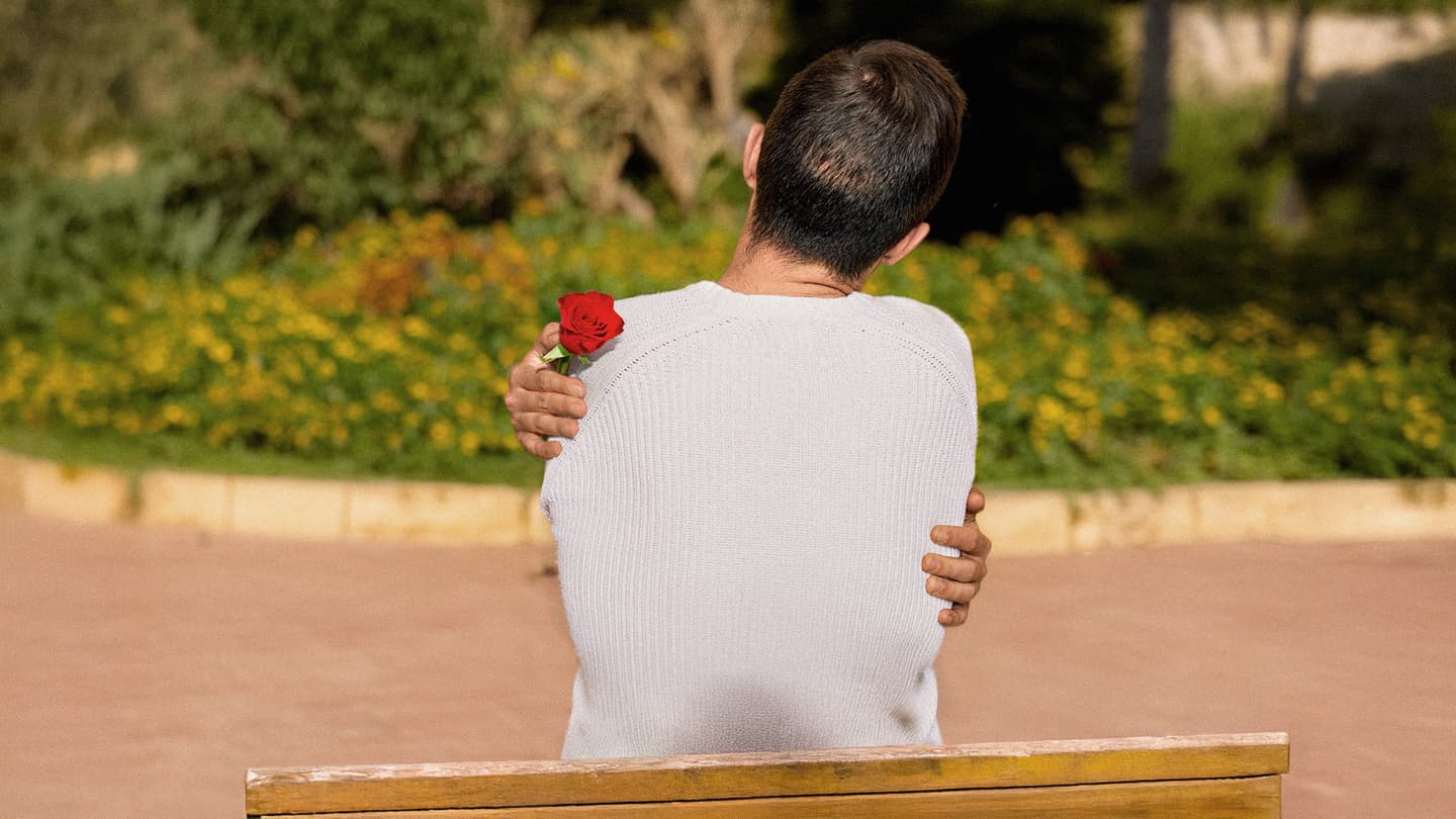 صورة أعزب ينجح في بدء علاقة حب من طرفين لوحده