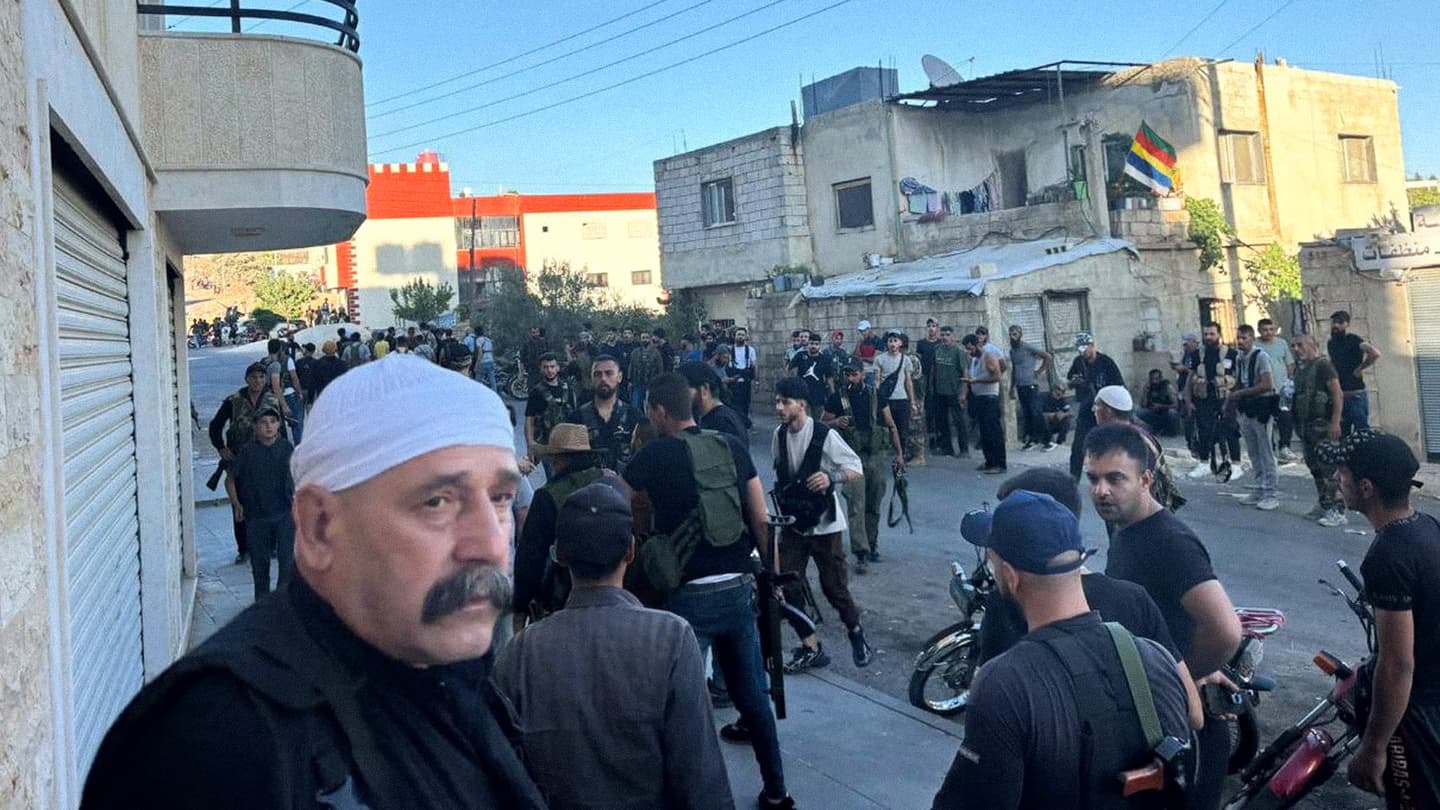 صورة وزارة الدفاع السورية تؤكد على ضرورة التخلي عن النزعة الانفصالية وحصر السلاح بيد الفصائل المنفتلة