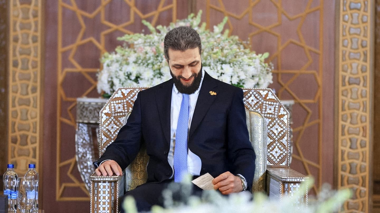 صورة دراسة بريطانية: استضافة أخرى من الشرع لوفد شبابي في القصر قد تتسبب بنفاذ مخزونه من المصطلحات السياسية التي تدرب عليها