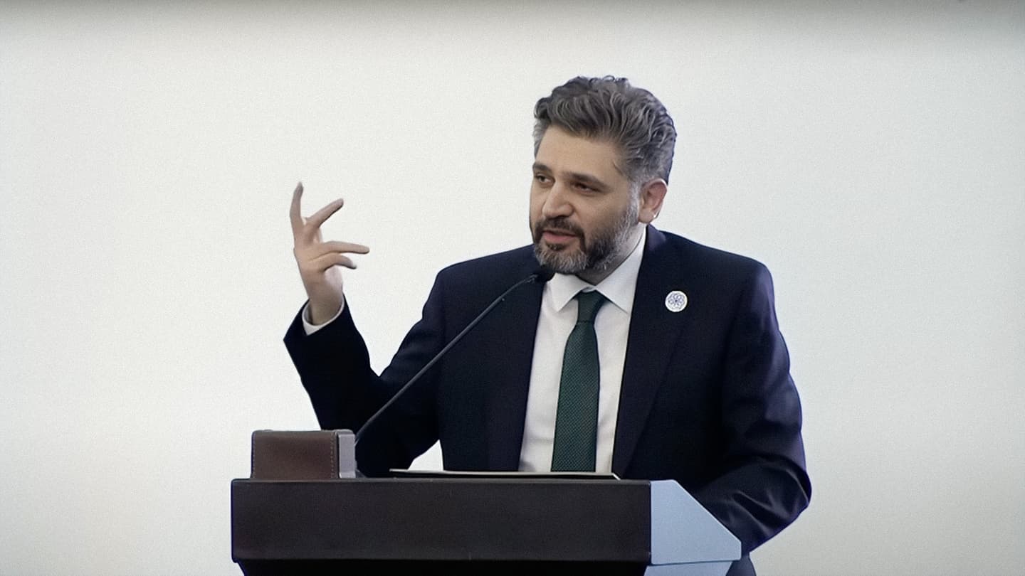 صورة هل غادر الشعراء؟ الحدود تسأل والشاعر وزير الثقافة السوري يرتجل الإجابة بقصيدة