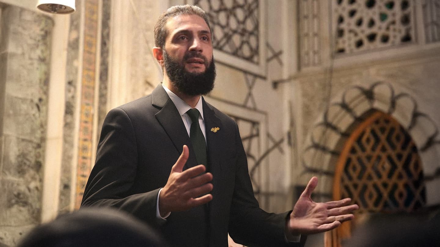صورة الشرع يوعز لعناصر هيئة تحرير الشام بإمكانية دوس علم الثورة مجدداً