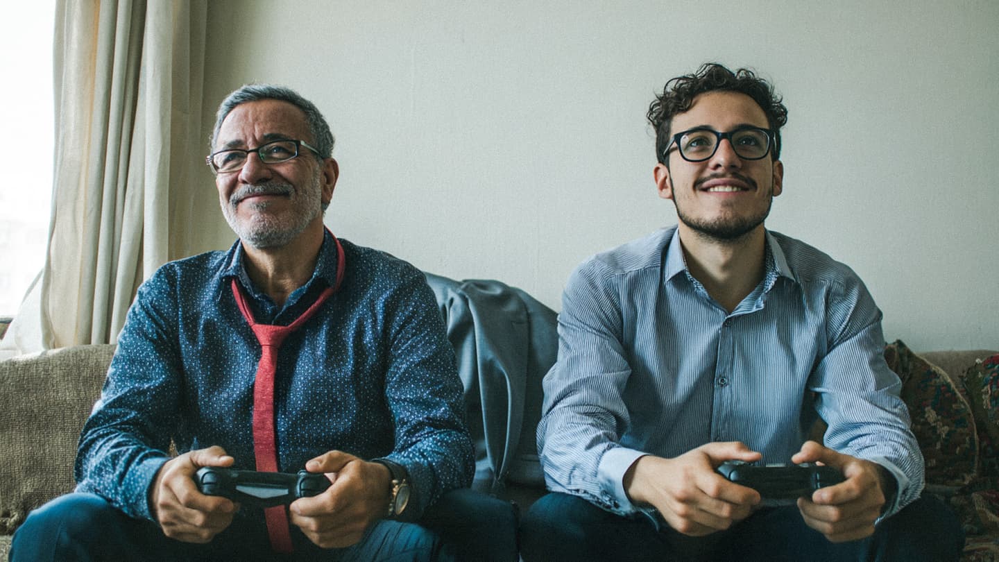 صورة زميلان يطوّران علاقتهما إلى صداقة ليكملا اللعب خارج المكتب