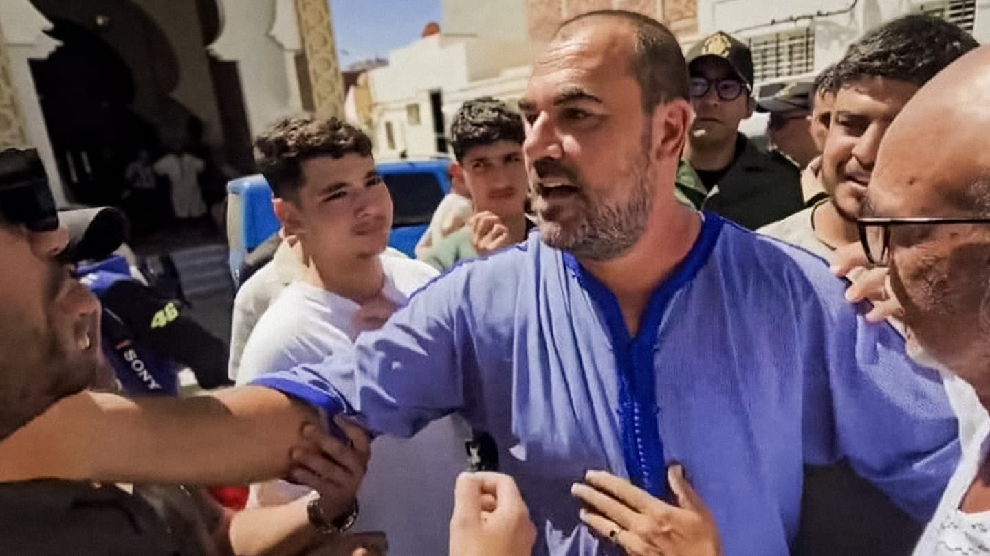 صورة مولانا أمير المؤمنين جلالة الملك محمد السادس نصره الله وأيده بتواضعه الجميل يوعز للسلطات الرأفة بالزفزافي والسماح له بمعاينة مثواه الأخير
