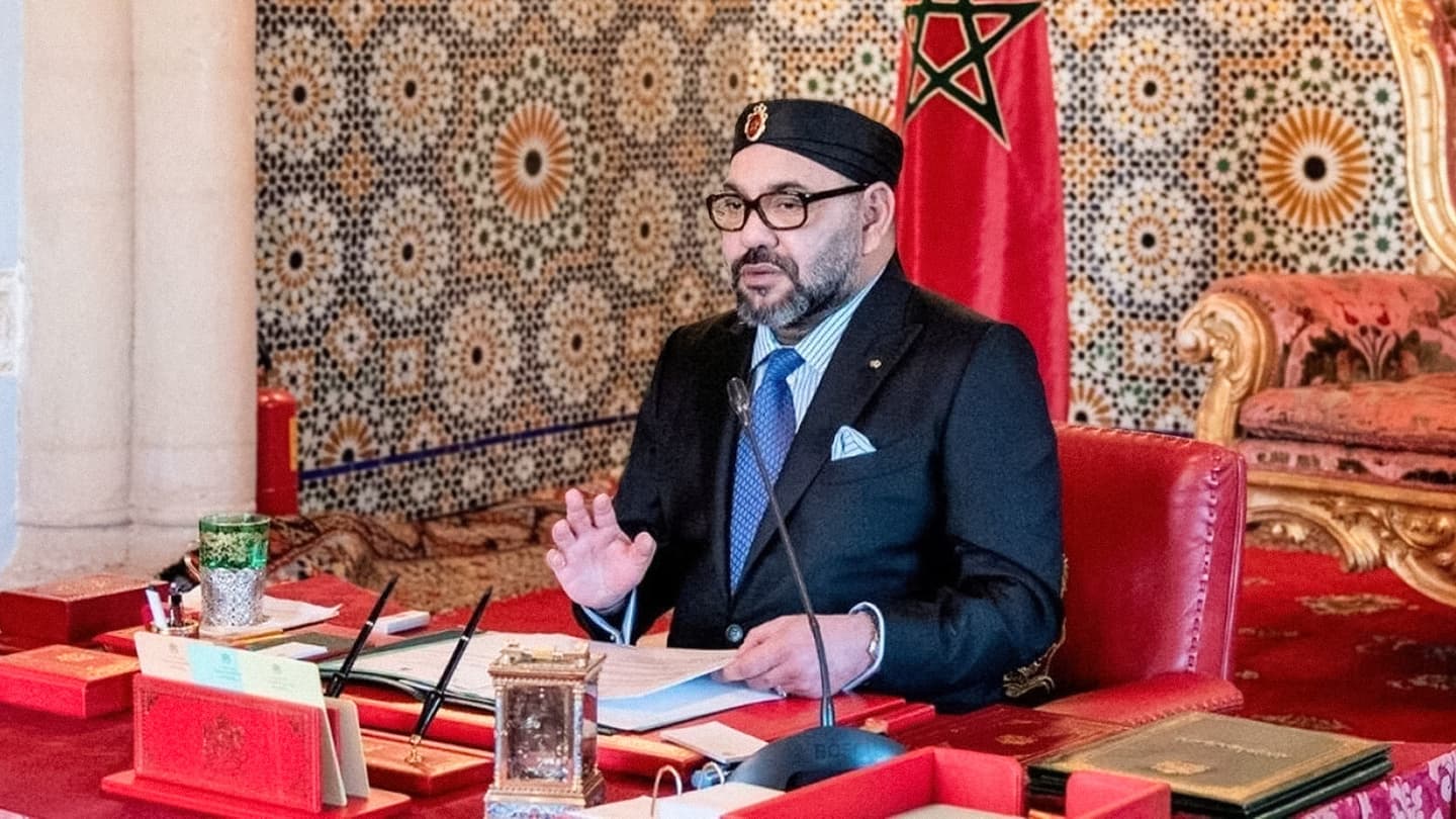 صورة مولانا أمير المؤمنين جلالة الملك محمد السادس نصره الله وأيده بتواضعه الجميل يوعز للسلطات الرأفة بالزفزافي والسماح له بمعاينة مثواه الأخير