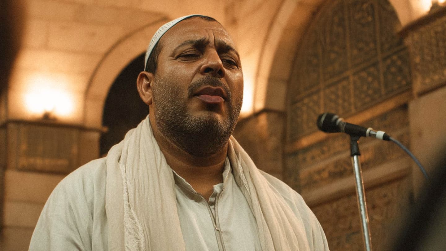 صورة منشد ديني ينهي أغنية كاملة باستخدام أنفه فقط