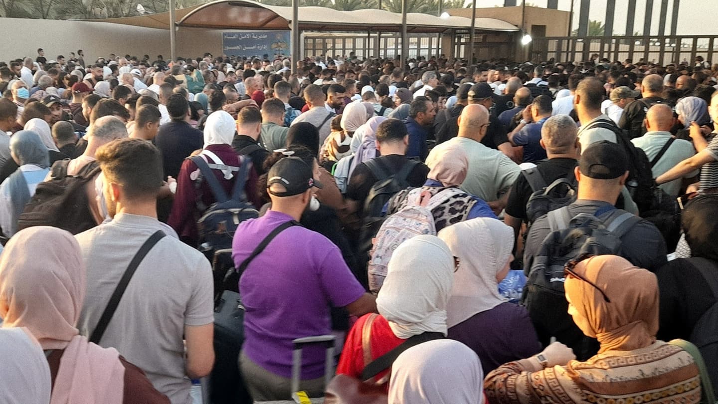 صورة نتنياهو يغلق الجسر رداً على عدم إعدام الأردن عائلة منفذ العملية الاخيرة