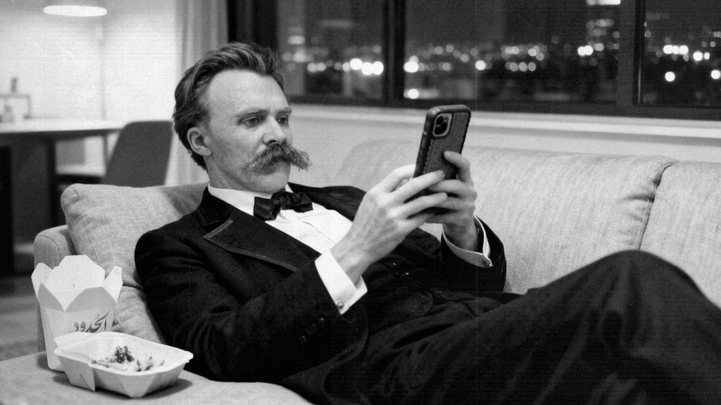 صورة نيتشه يكتب: وُلد الإنسان حراً ثم اشترك في باقة إنترنت