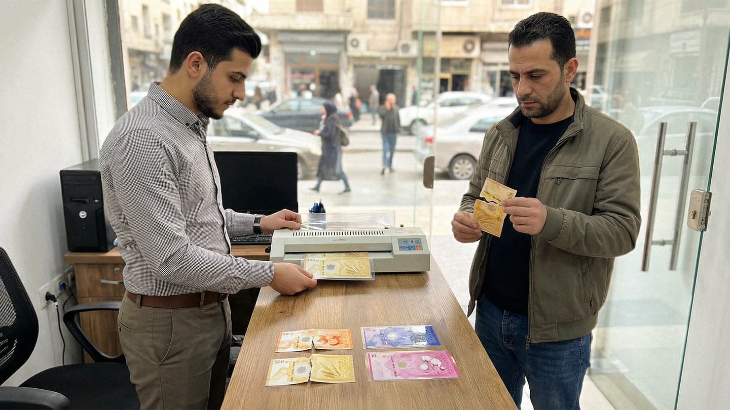 صورة ريادي سوري يفتتح مكتبة لتجليد العملة