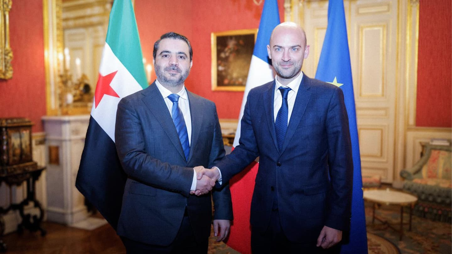 صورة أهالي حلب يطالبون الشيباني بالمحضر الأصلي لاجتماع باريس مع كامل الاحترام لما فهمه هو