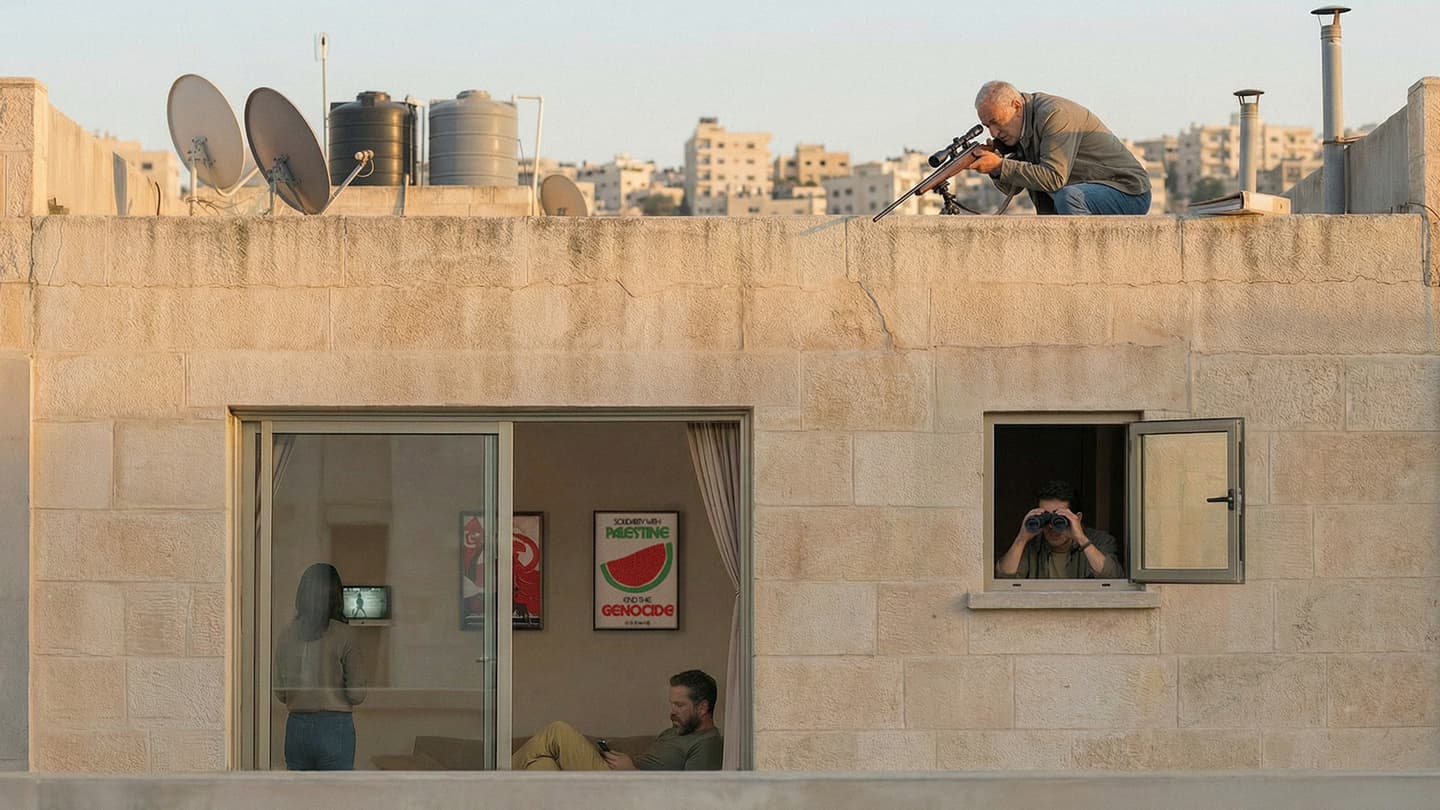 صورة عائلة تستعين بقناص لاصطياد الزوار غير الملتزمين بالمقاطعة عند اقترابهم