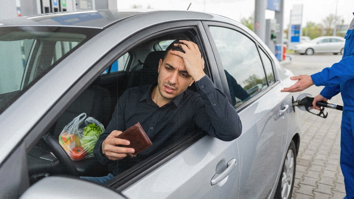 صورة الحرب التي رفعت كل شيء، ألا ترفع الرواتب؟ أنت تسأل ممازحا ومديرك يوقع قرار فصلك