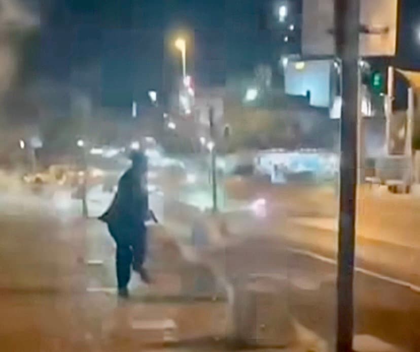 مستوطن يخرج سلاحه الدفاعي ليحتمي من الانفجار الكبريتي خلفه