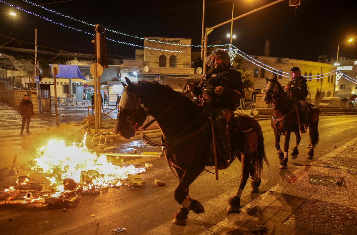 صورة للفوضى التي عمّت المكان بعد الاحتفال، حيث أكثّر الفلسطينيون من معاقرة التمر الهندي والعرق سوس وتحمسّوا مع الأغنيات والأجواء الروحانية فأحرقوا المكان ولاذوا بالفرار.