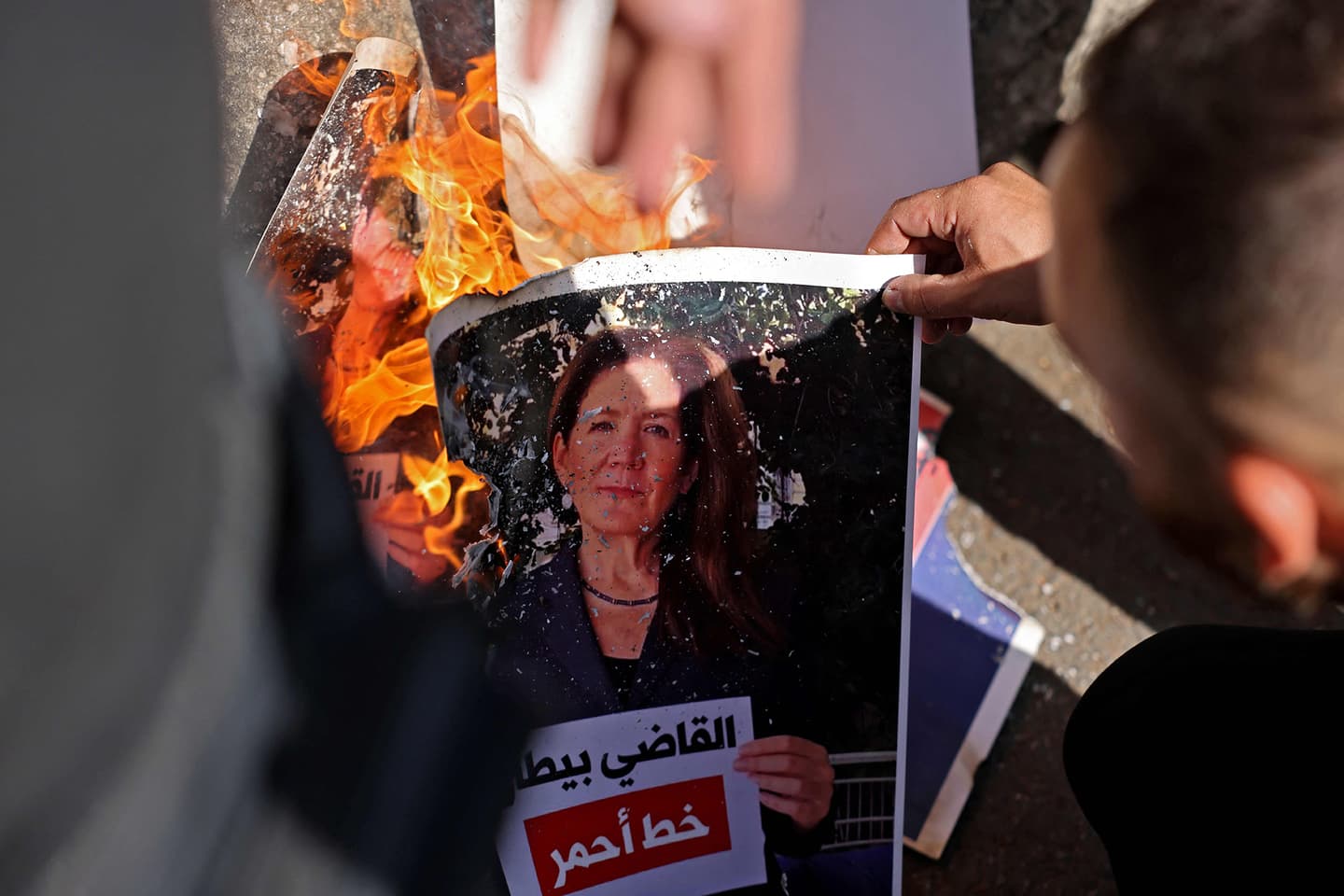 مواطنون يراجعون تعليمات المندوبة الأمريكية السامية في قضية التحقيق بقضية المرفأ