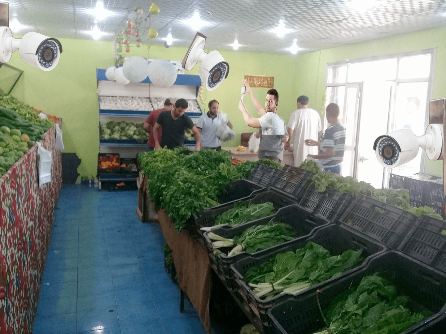 ازداد الطلب على أجهزة الحماية والإنذار عند بائعي الخضار وذلك لاقتراب أوقية الكوسا من سعر غرام الذهب