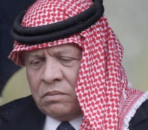 جلالة الملك مُتعباً مُثقلاً قبل أن يكتشف سبب الاضطراب حوله 