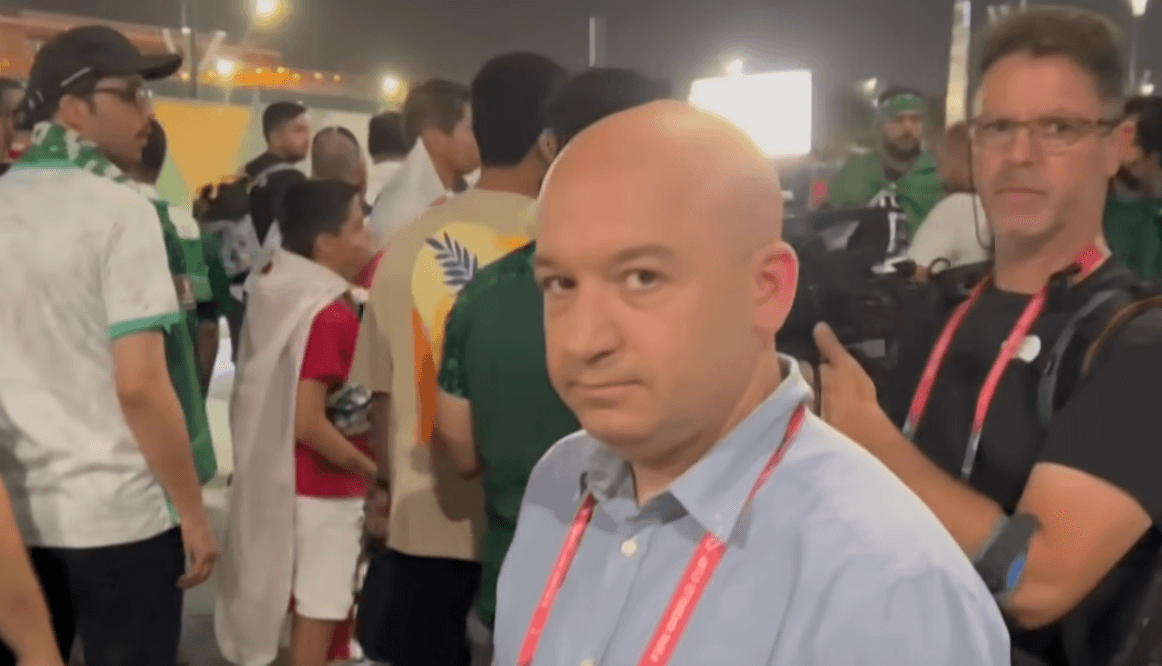 <p>موآب وهو يتأكد أنّ نضاله الشُجاع وُثِقَ بالفيديو ليتباهى ويتباكى به لاحقاً</p>