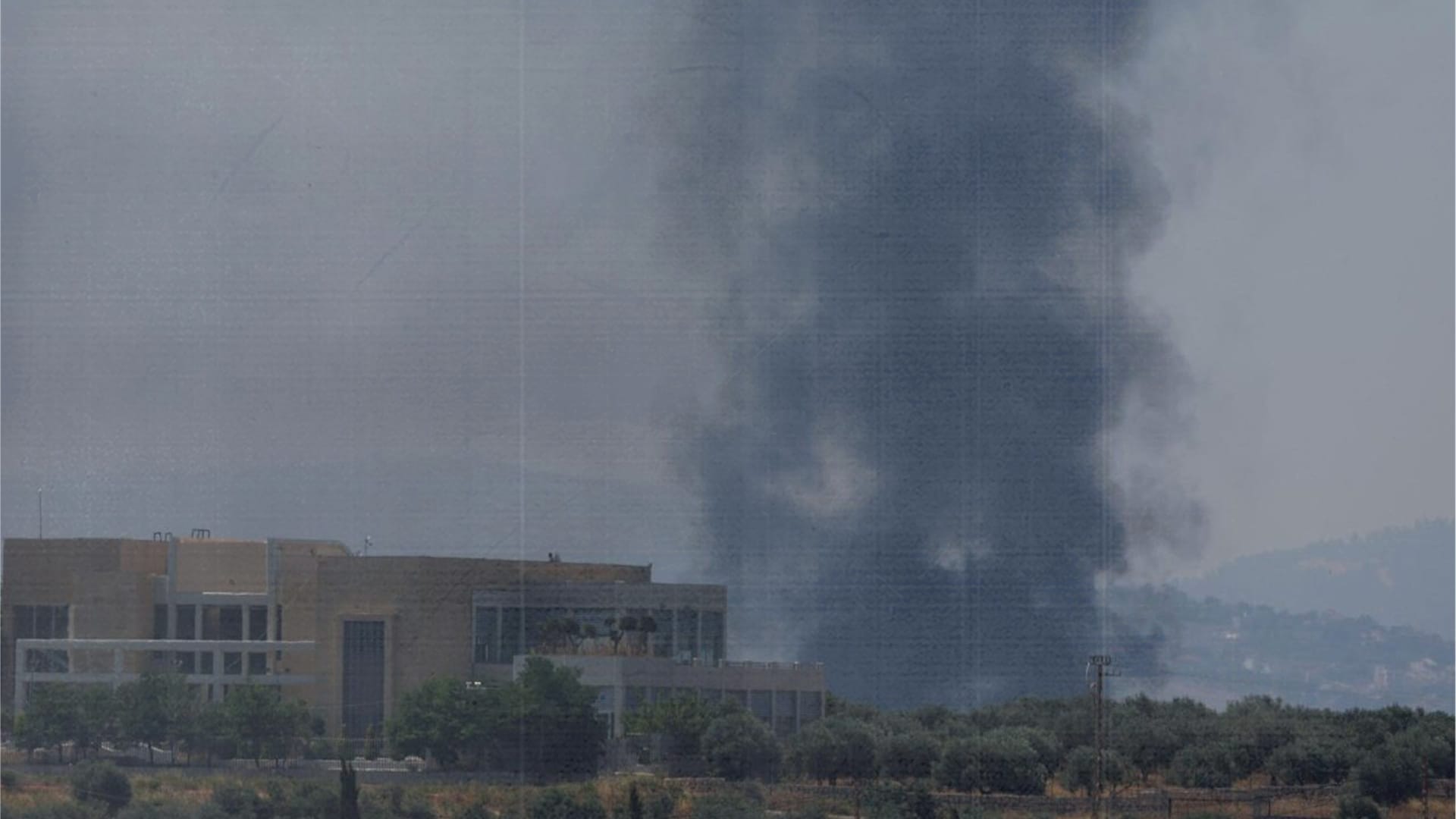  صورة إسرائيل تنفذ غارة وتنشر إنذاري إخلاء في الجنوب احتجاجاً على عدم ذكرها في الاتفاق الأميركي الإيراني مثل لبنان
