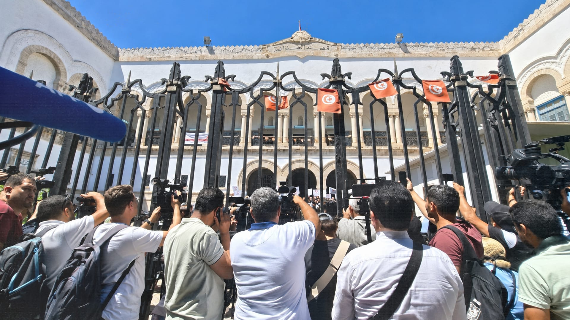  صورة تونس: دراسة حكومية تخلص إلى أن ٩ من كل ١٠ فاسدين مالياً إما صحفيون أو نشطاء سياسيون أو برلمانيون منتخبون أو قضاة سابقون أو نساء