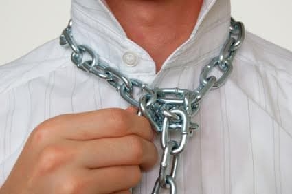 صورة شاب يستقيل من عمله متناسياً عدم وجود شركة أخرى مستعدّة لتوظيفه