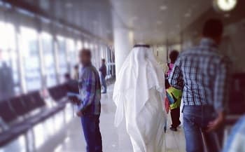 صورة مسؤول يعاقب “صديقه” بمنع المثليين من دخول بلاده