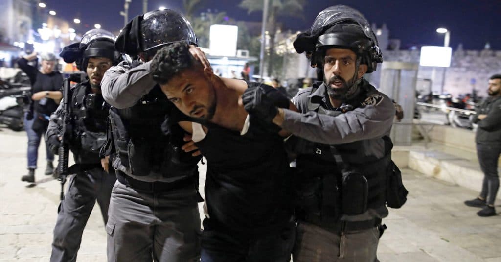 صورة “إسرائيل بالعربية” تُشارك صوراً من احتفالات الإسرائيليين بشهر رمضان المبارك مع أخوتهم الفلسطينيين