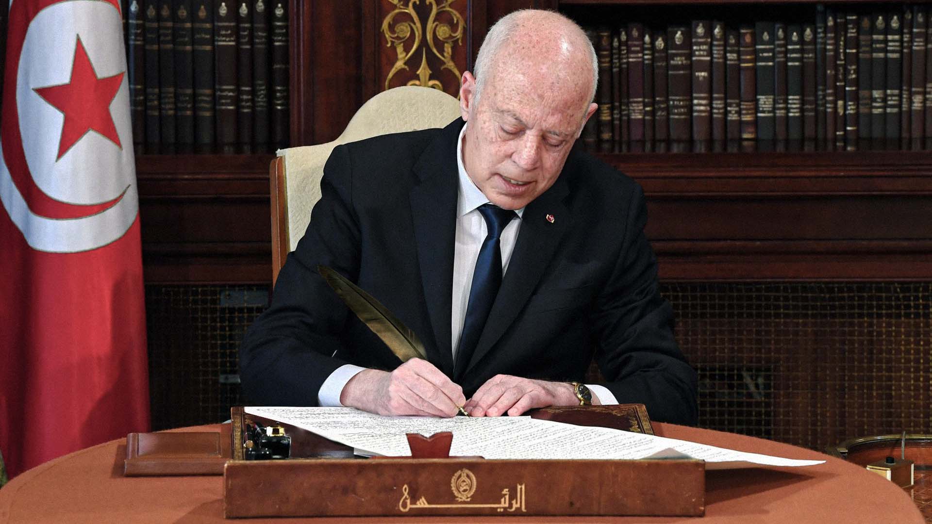 صورة قيس سعيّد يعد التونسيين بدستور جديد جميل يخطه بيده