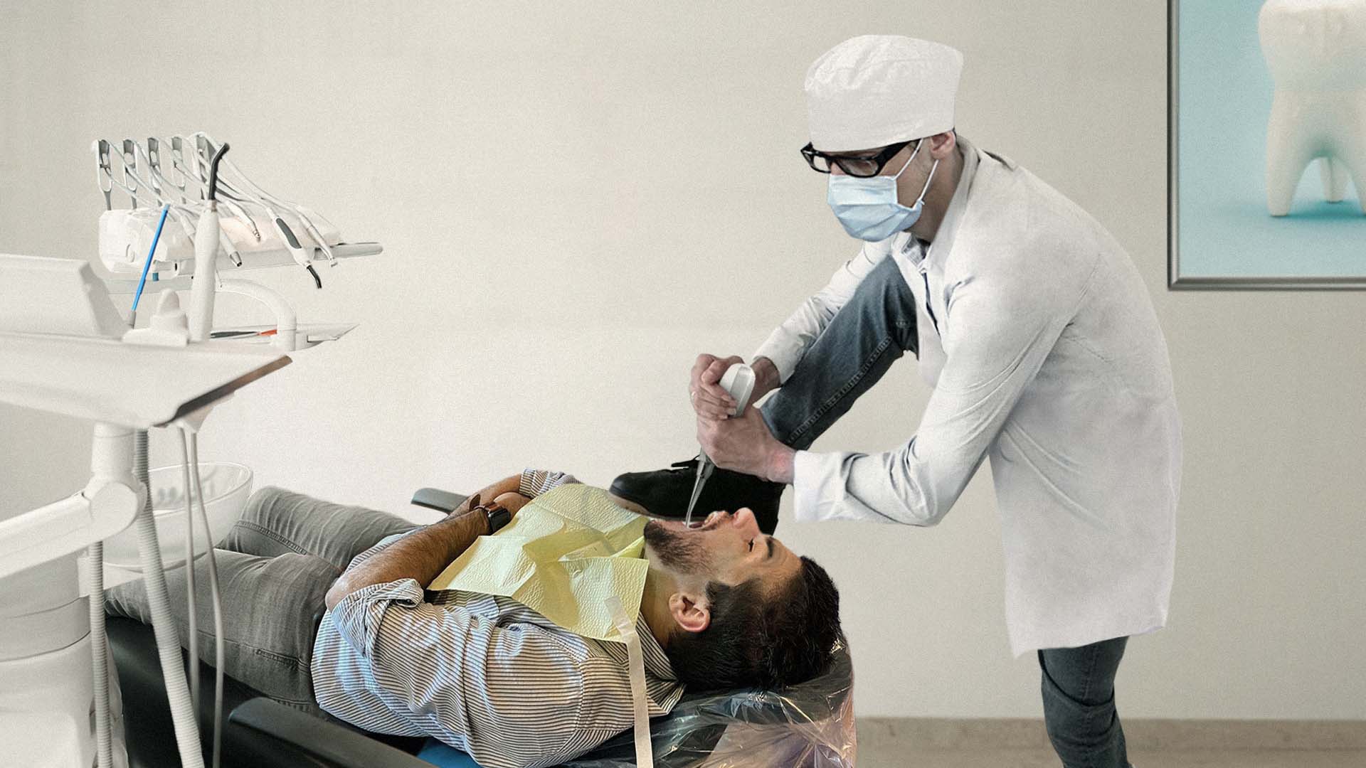 صورة لماذا يخاف الناس مني؟ طبيب أسنان يسأل ويضع قدمه على فكك السفلي ليثبته أثناء خلعه ضرسك