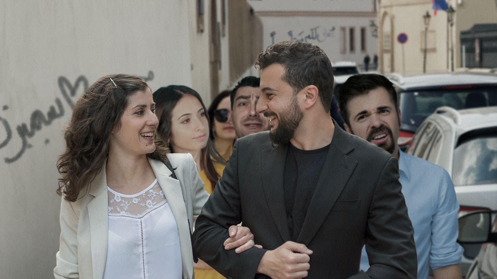 صورة هكذا صمد حُب هذين العاشقين في وجه ازدحام الرصيف ورغبة الناس في العبور للشارع