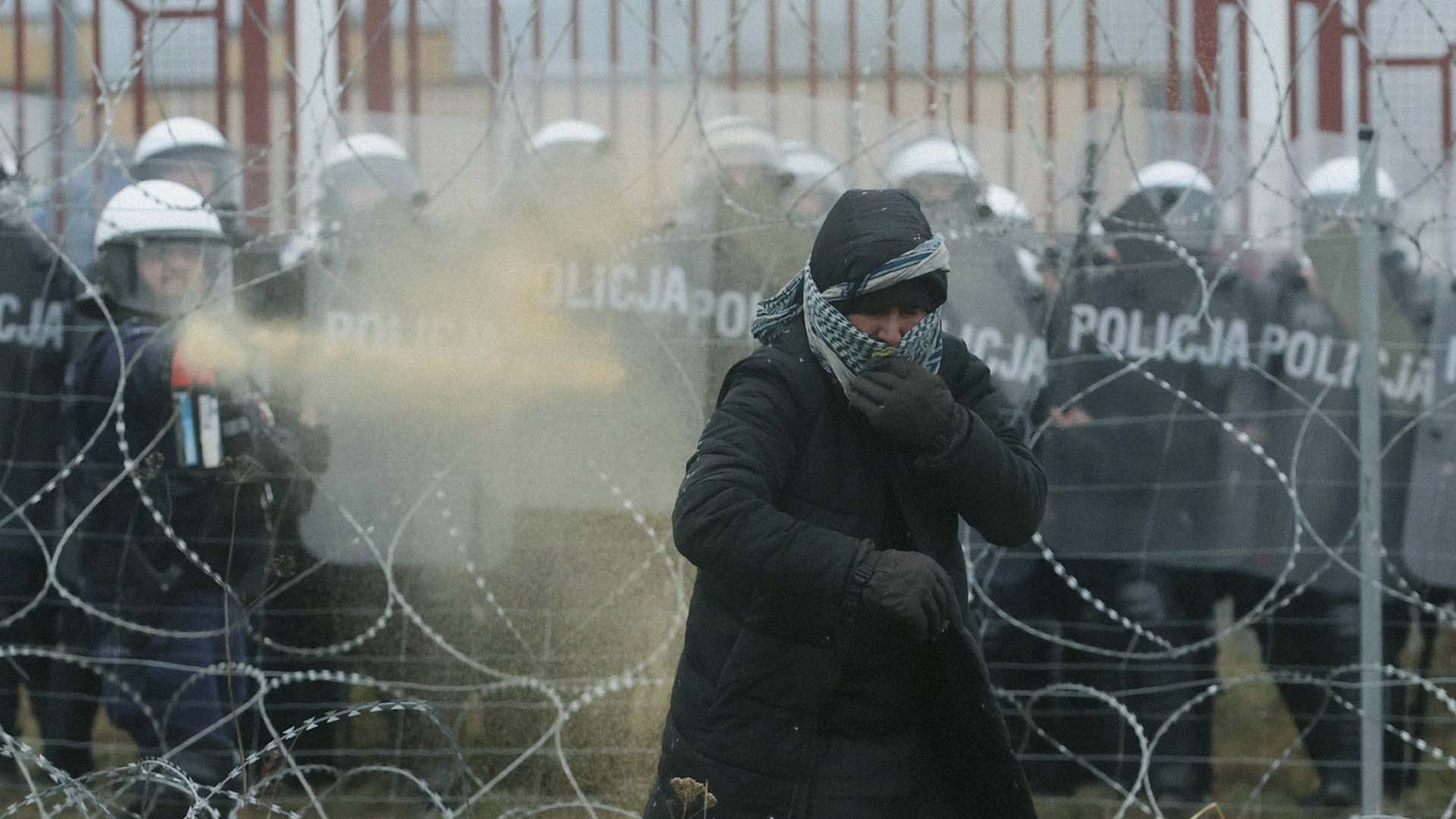 صورة لاجىء يهرب من مكان خراء ليصل لمكان Shit