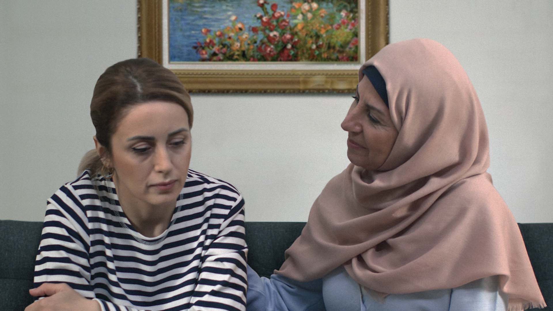 صورة بعد سنوات من العداء: حماة تتصالح مع كنّتها بعد إدراكها أنّها خلّصتها من ابنها المزعج
