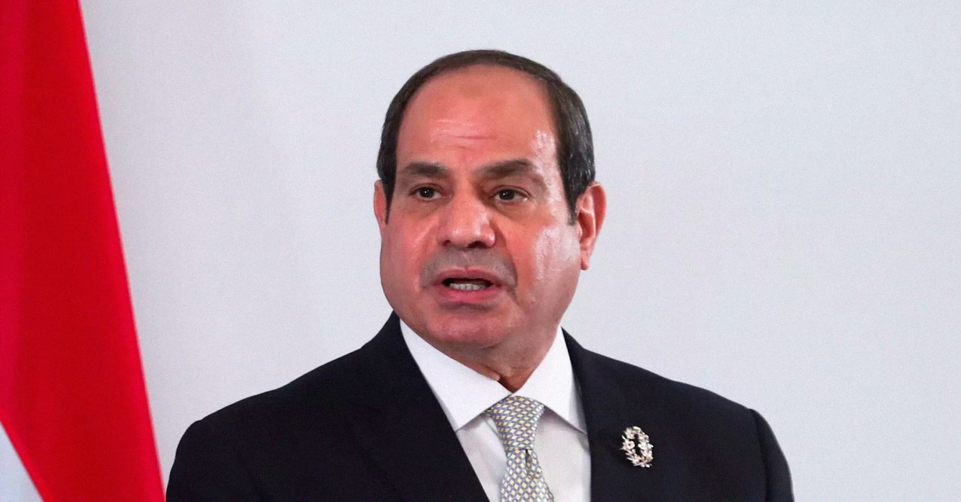 صورة السيسي يشكك بنزاهة القضاء المصري بعد الحكم على علاء وباقر وأوكسجين لبضعة سنوات فقط