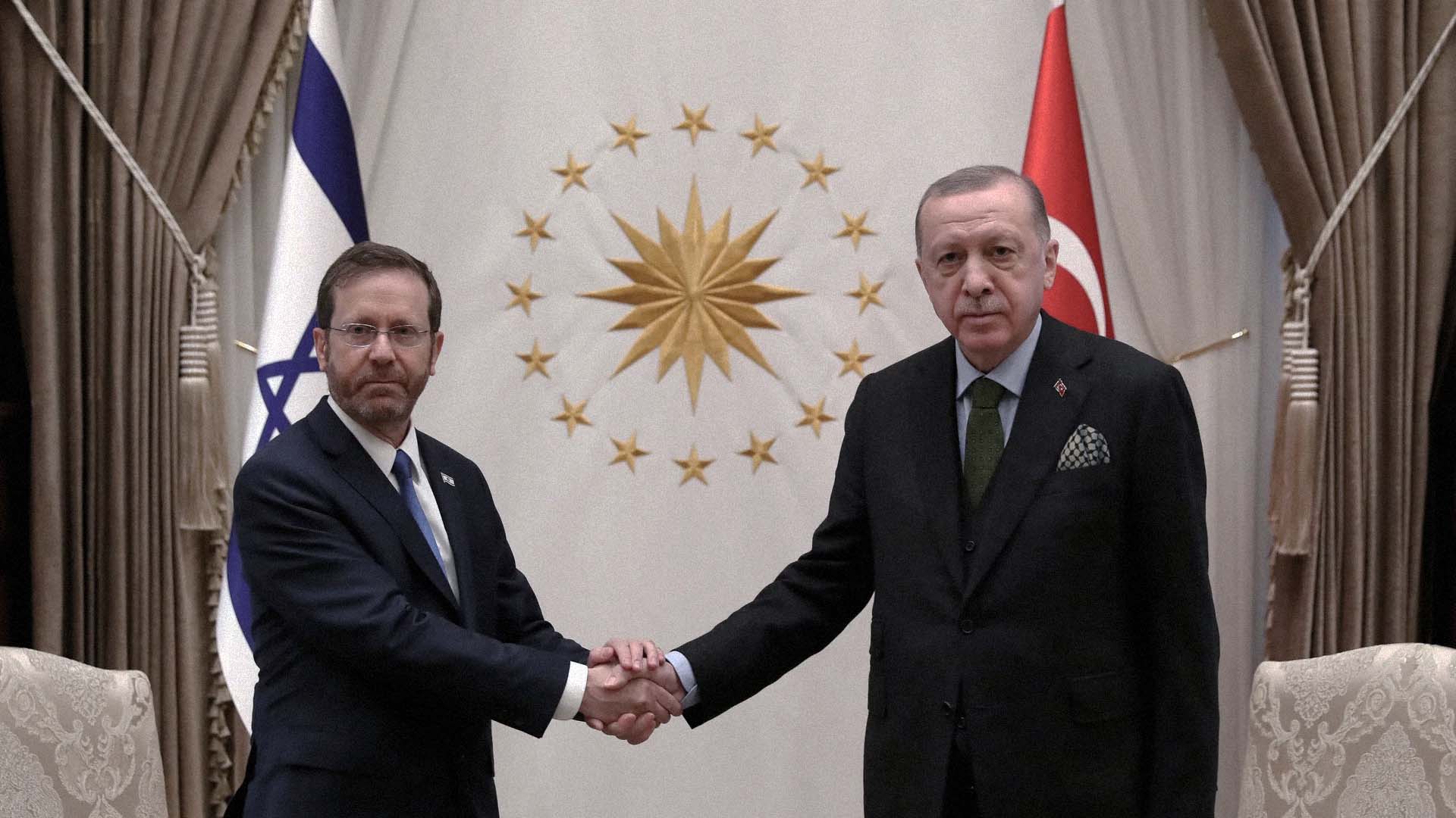 صورة إردوغان يرفض عناق أو تقبيل الرئيس الإسرائيلي نصرةً لغزة
