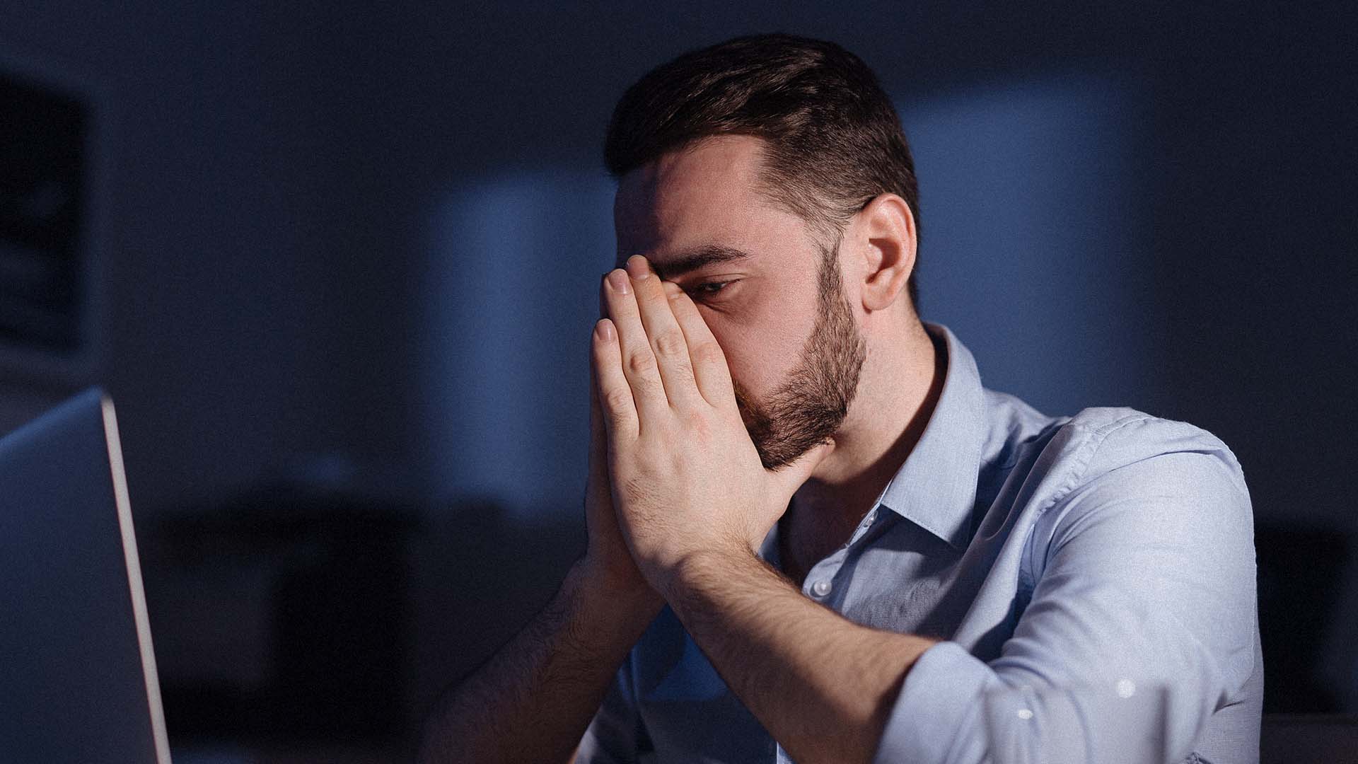 صورة موظف يفوِّت موعد تأجيل الديدلاين