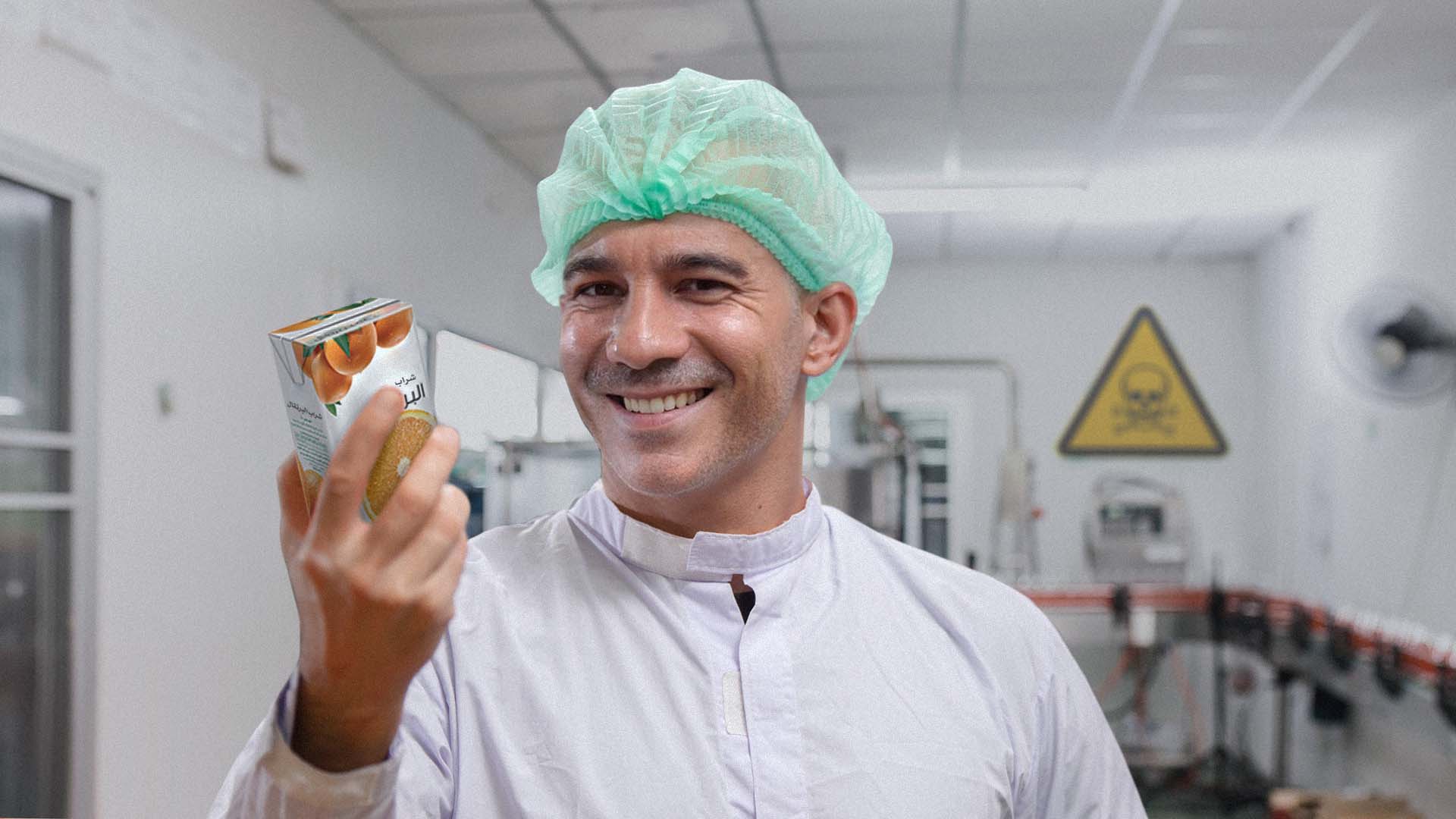 صورة مصنع مشروبات يؤكد خلو منتجاته من أي مواد طبيعية