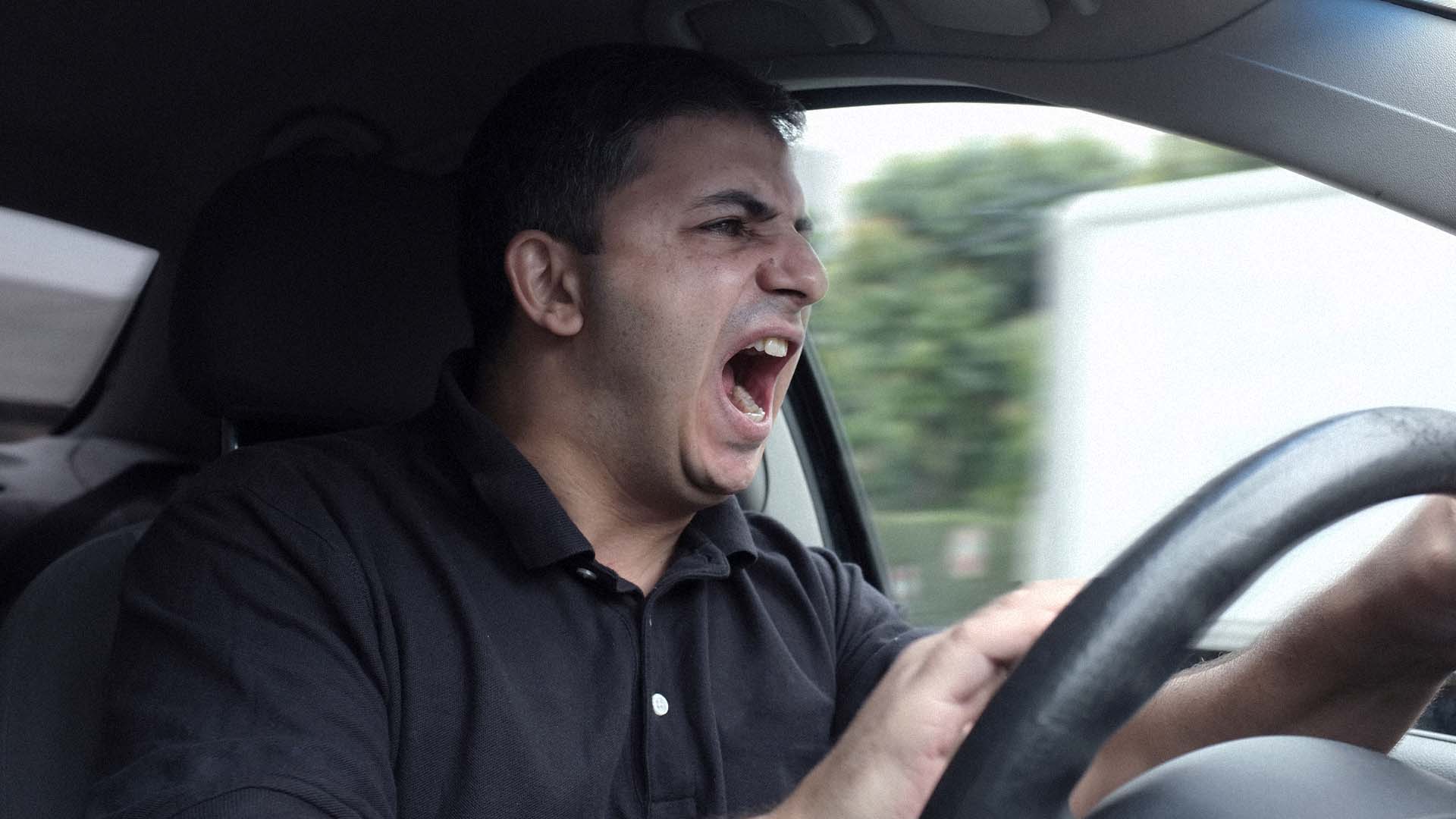 صورة فتاة تهين رجولة شاب بعد تجاوزها سيارته
