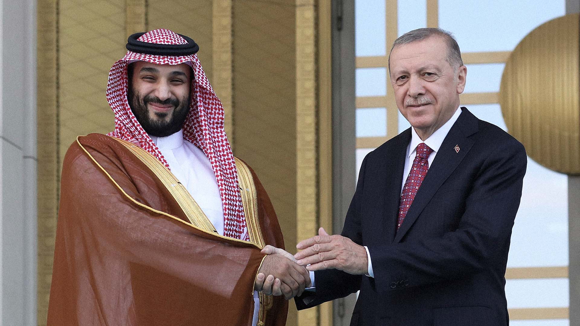 صورة إردوغان وابن سلمان يوقعان اتفاقية لمكافحة الصحفيين