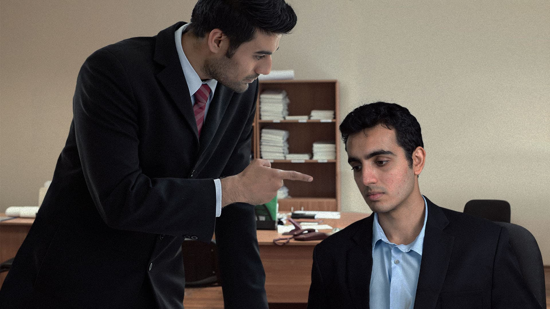 صورة مدير يعامل الموظف كابنه بالفعل ويتسبب له بثلاث عقد نفسية