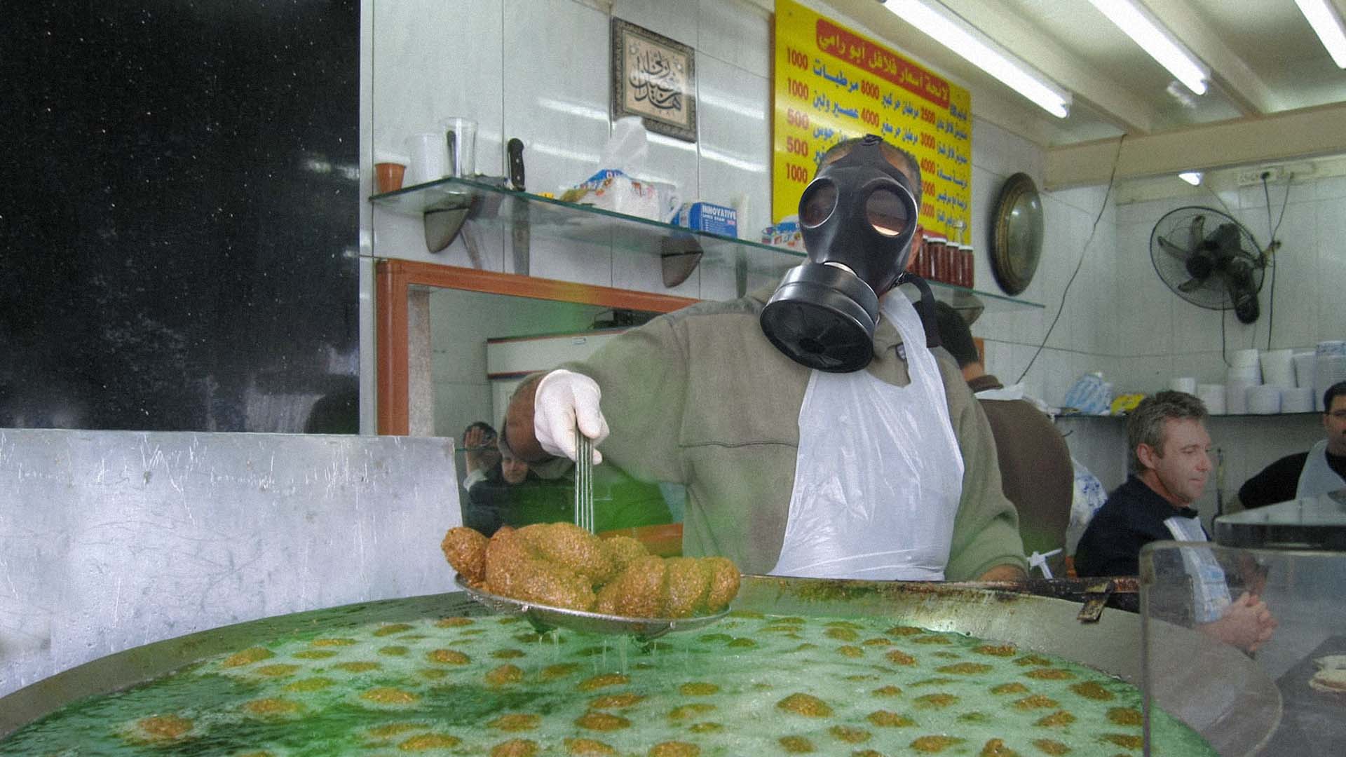 صورة مطعم فلافل صديق للبيئة يقلي الفلافل بزيت سيارات مستعمل