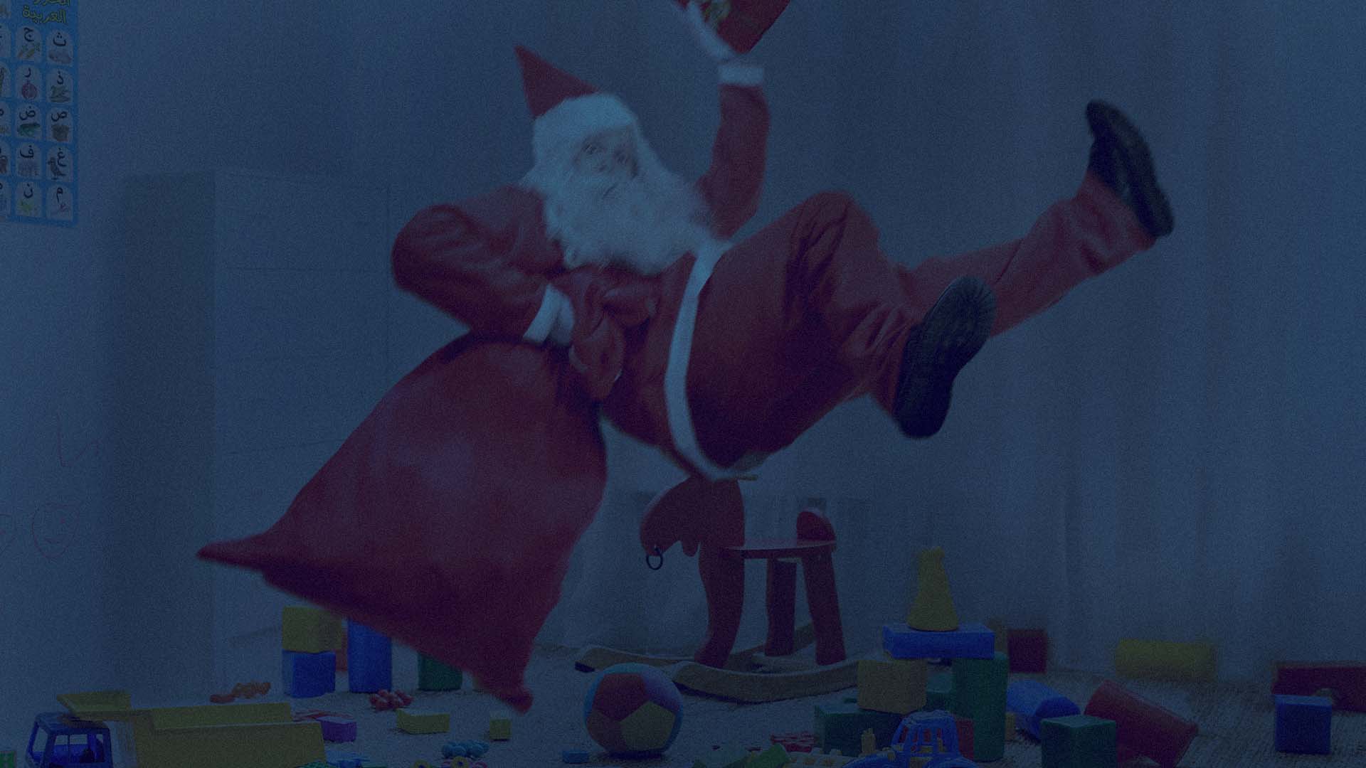 صورة إصابة بابا نويل بعد وصوله غرفة أطفالك