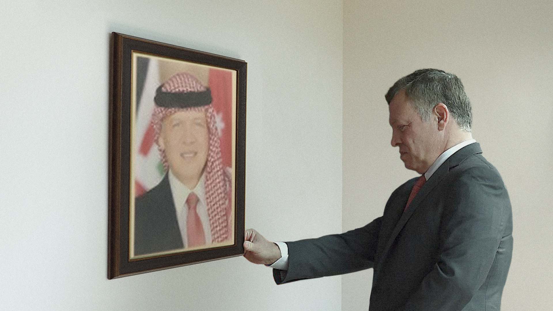 صورة ملك الأردن ينتبه أخيراً لوجود خلل ويُعدّل ميلان برواز صورته