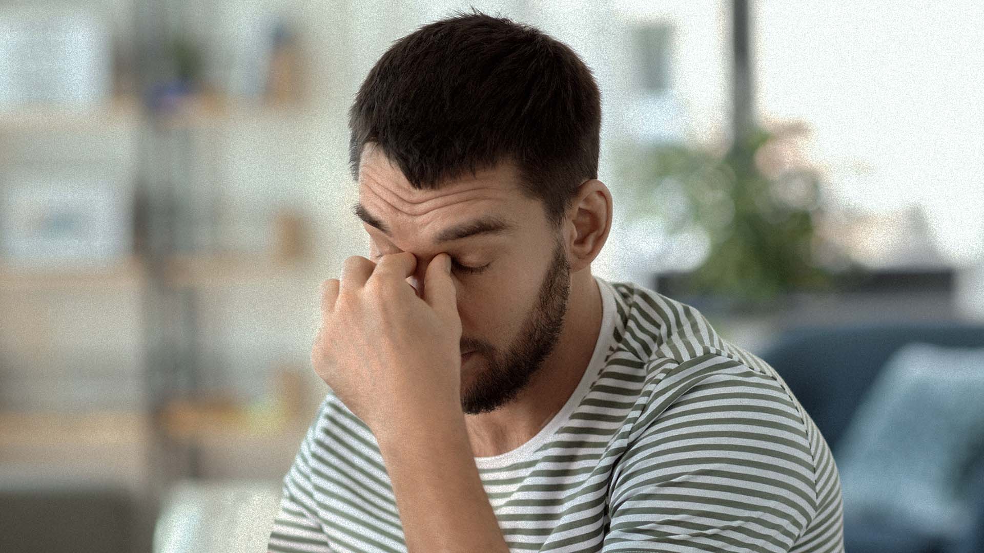 صورة هل يؤلمك رأسك حقاً أم أن ألم حلقك يوهمك بوجع الرأس، أم يؤلمك فقط عندما تفكر بوجع رأسك؟