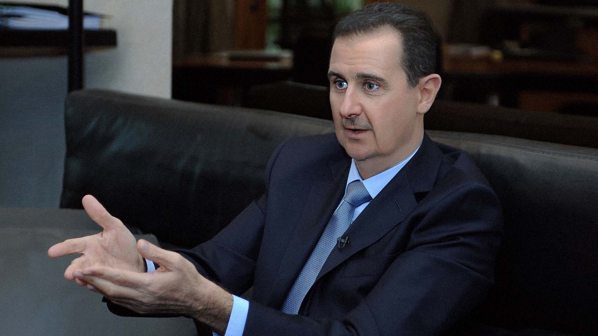 صورة الأسد يؤكد أنَّ العقوبات قطعت البنزين والمازوت واقتحمت المخازن لتسرق المساعدات وأكلت آخر علبة فول في يده